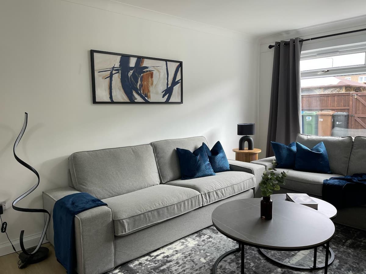 Modern Home Near To Airport | Free Parking & WIFI