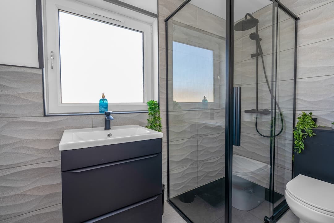 Modern Home Near To Airport | Free Parking & WIFI - View 4