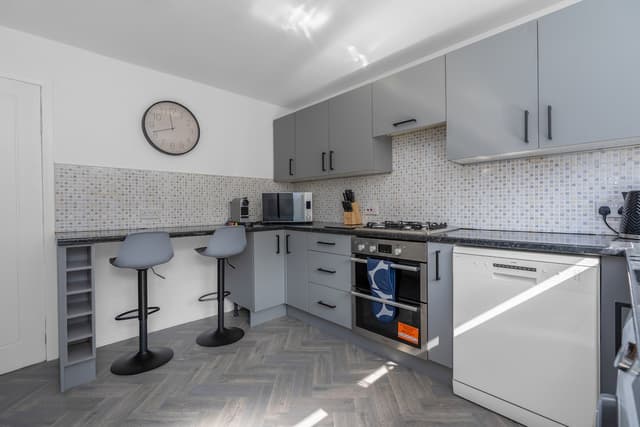 Modern Home Near To Airport | Free Parking & WIFI - View 4