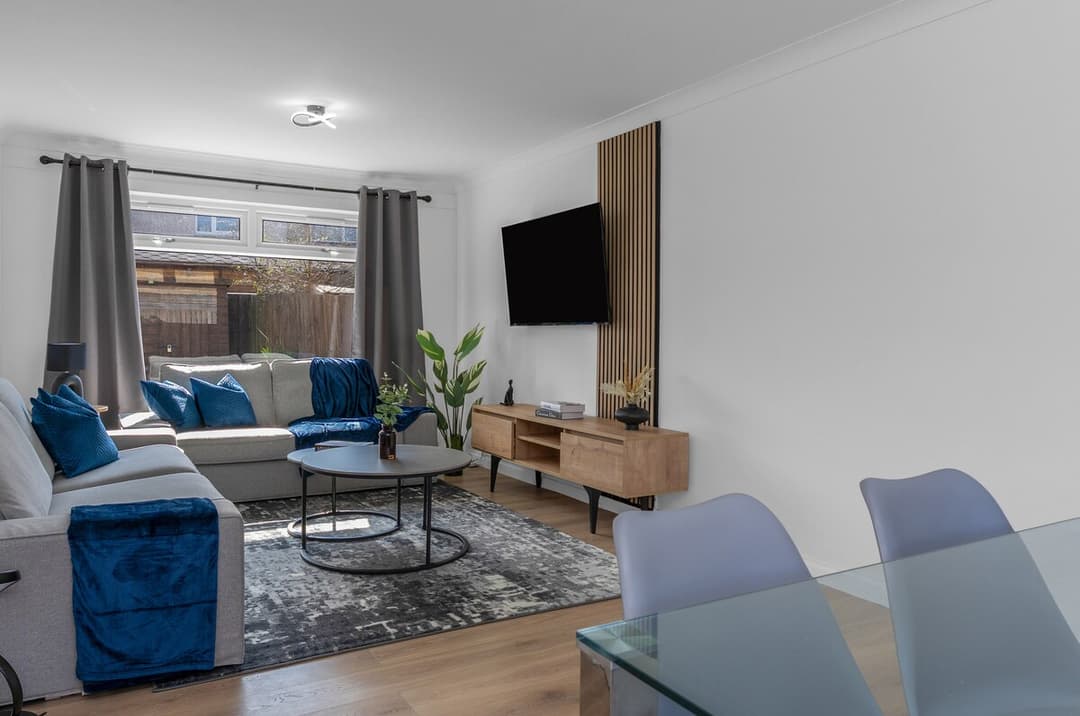 Modern Home Near To Airport | Free Parking & WIFI - View 6