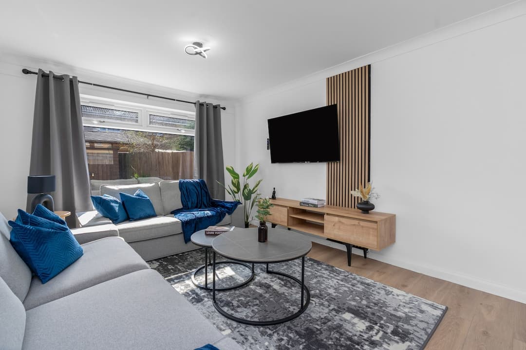 Modern Home Near To Airport | Free Parking & WIFI - View 7