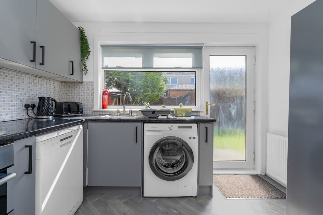 Modern Home Near To Airport | Free Parking & WIFI - View 8