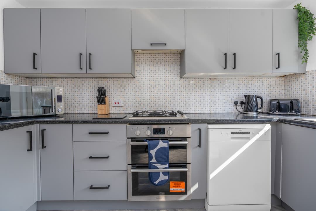Modern Home Near To Airport | Free Parking & WIFI - View 10