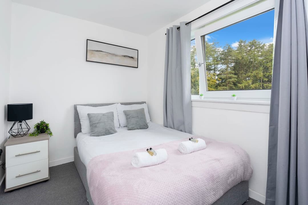 4 Bedroom House West Lothian | Wifi | Parking - View 6