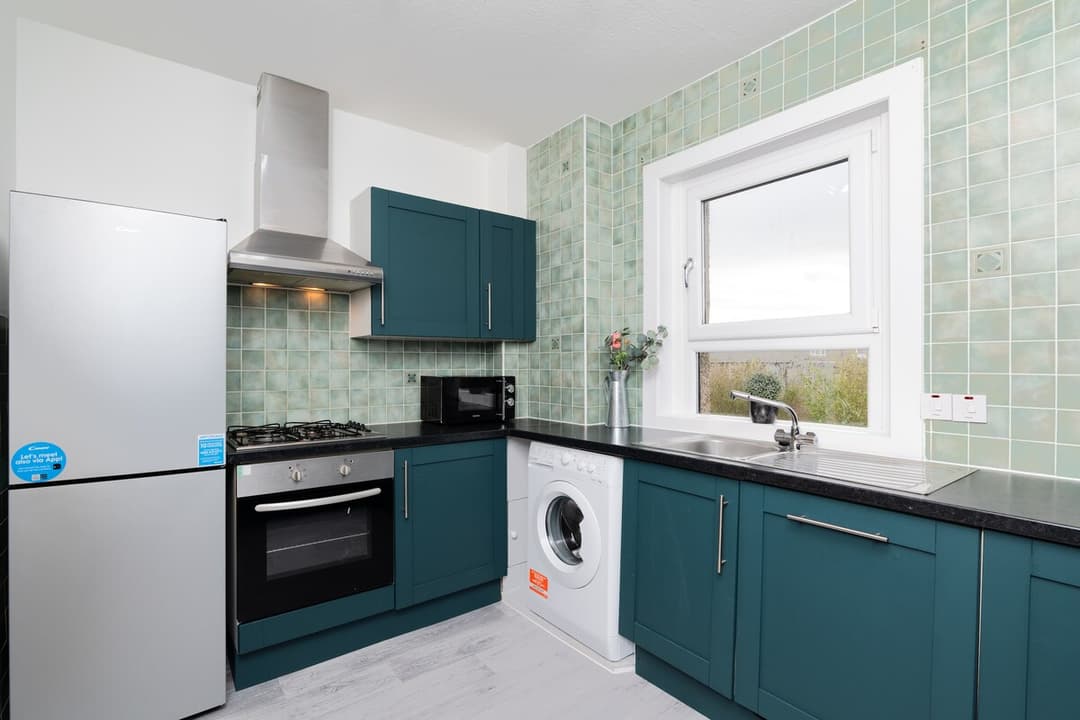 Dunfermline | Free Wifi | 2 Bed House - View 3