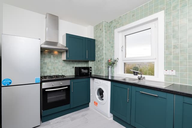 Dunfermline | Free Wifi | 2 Bed House - View 2