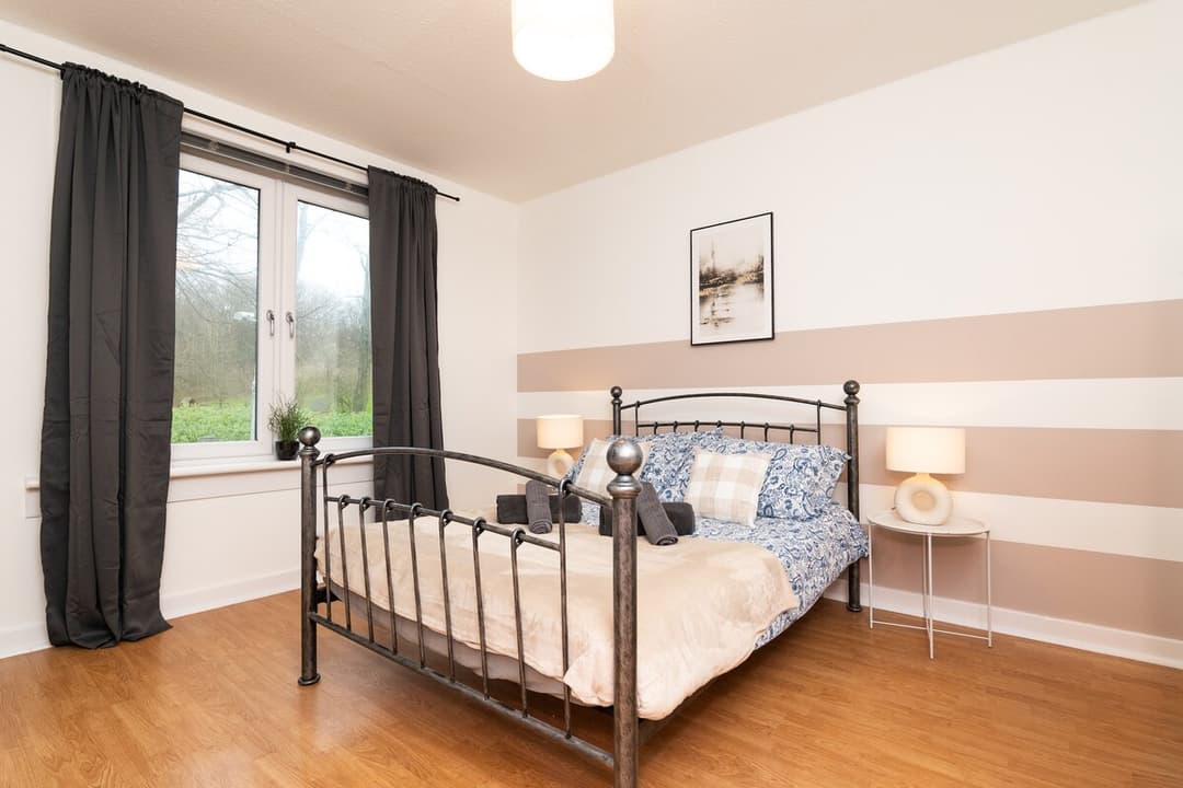 Dunfermline | Free Wifi | 2 Bed House - View 5