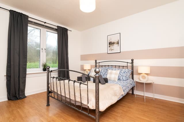 Dunfermline | Free Wifi | 2 Bed House - View 4