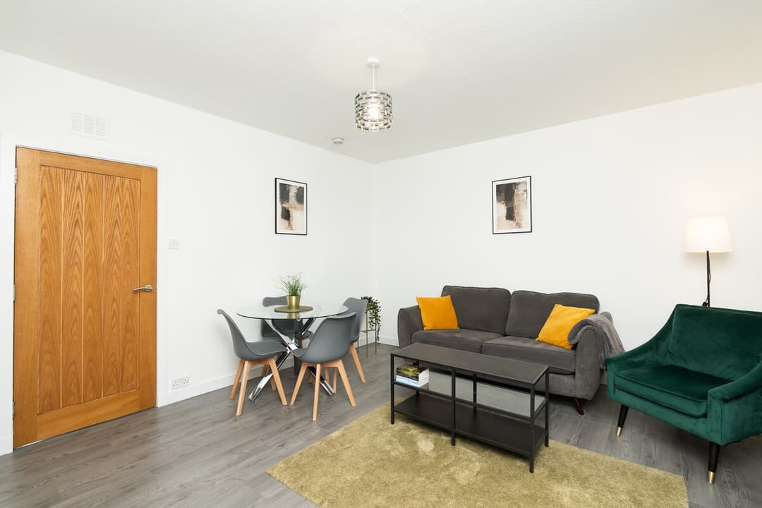 Dunfermline | Free Wifi | 2 Bed House - View 8