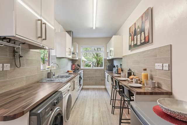 FREE Parking l Garden l 3 Beds l Contractors - View 2