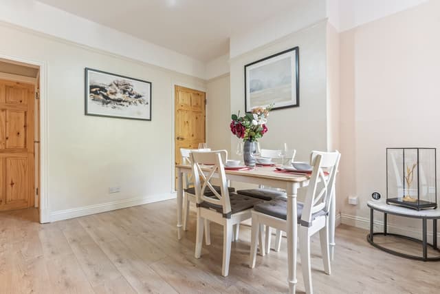 FREE Parking l Garden l 3 Beds l Contractors - View 3