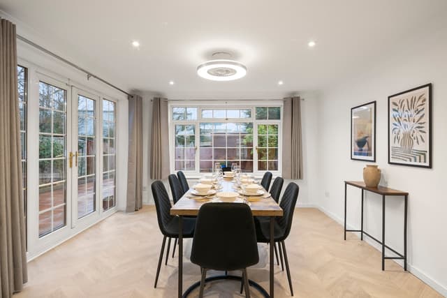 Near Town Centre, Big Patio, Free Parking Sleeps 8 - View 1