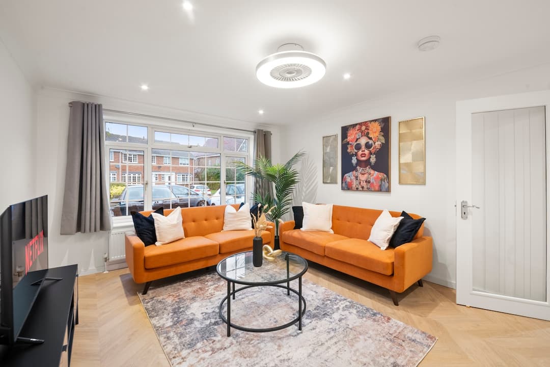 Near Town Centre, Big Patio, Free Parking Sleeps 8 - View 1