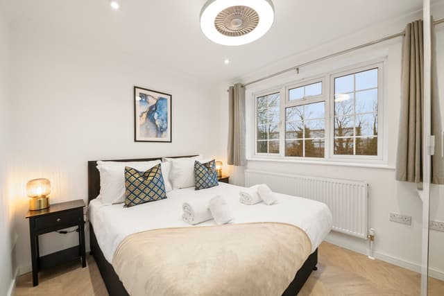 Near Town Centre, Big Patio, Free Parking Sleeps 8 - View 2