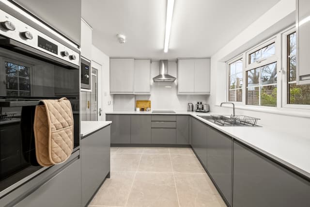 Near Town Centre, Big Patio, Free Parking Sleeps 8 - View 3