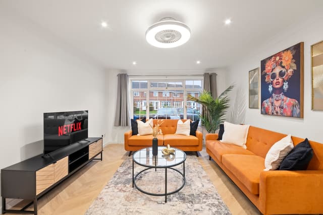 Near Town Centre, Big Patio, Free Parking Sleeps 8 - View 4