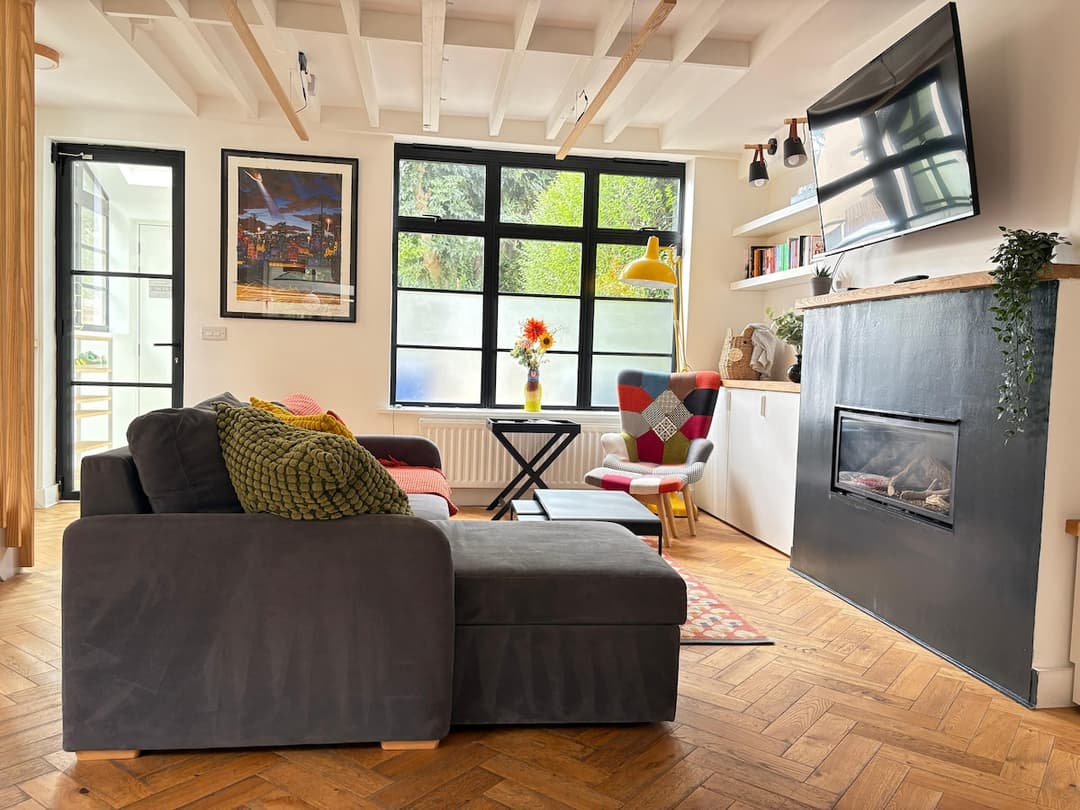 Spacious 4 Bedroom House by Oxford Train Station - View 3