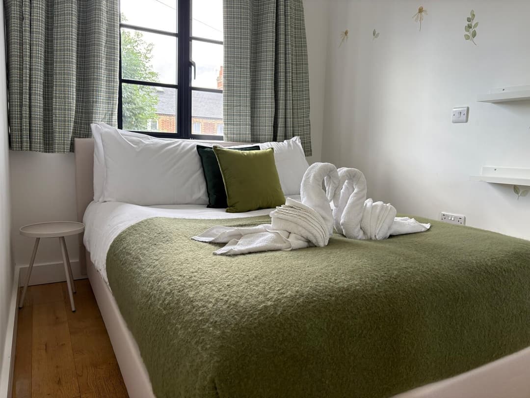 Spacious 4 Bedroom House by Oxford Train Station - View 11