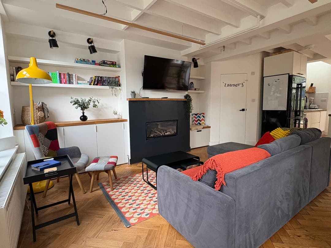 Spacious 4 Bedroom House by Oxford Train Station - View 2