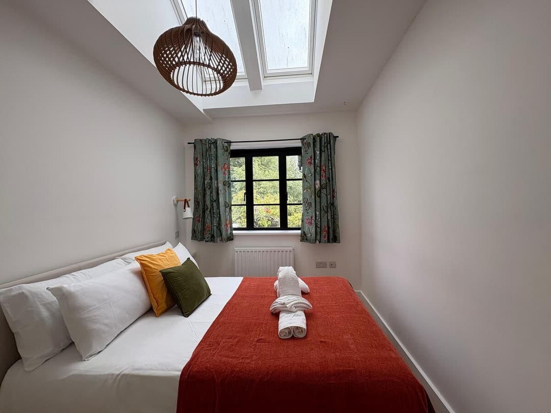 Spacious 4 Bedroom House by Oxford Train Station - View 12