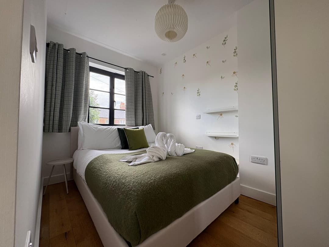 Spacious 4 Bedroom House by Oxford Train Station - View 17