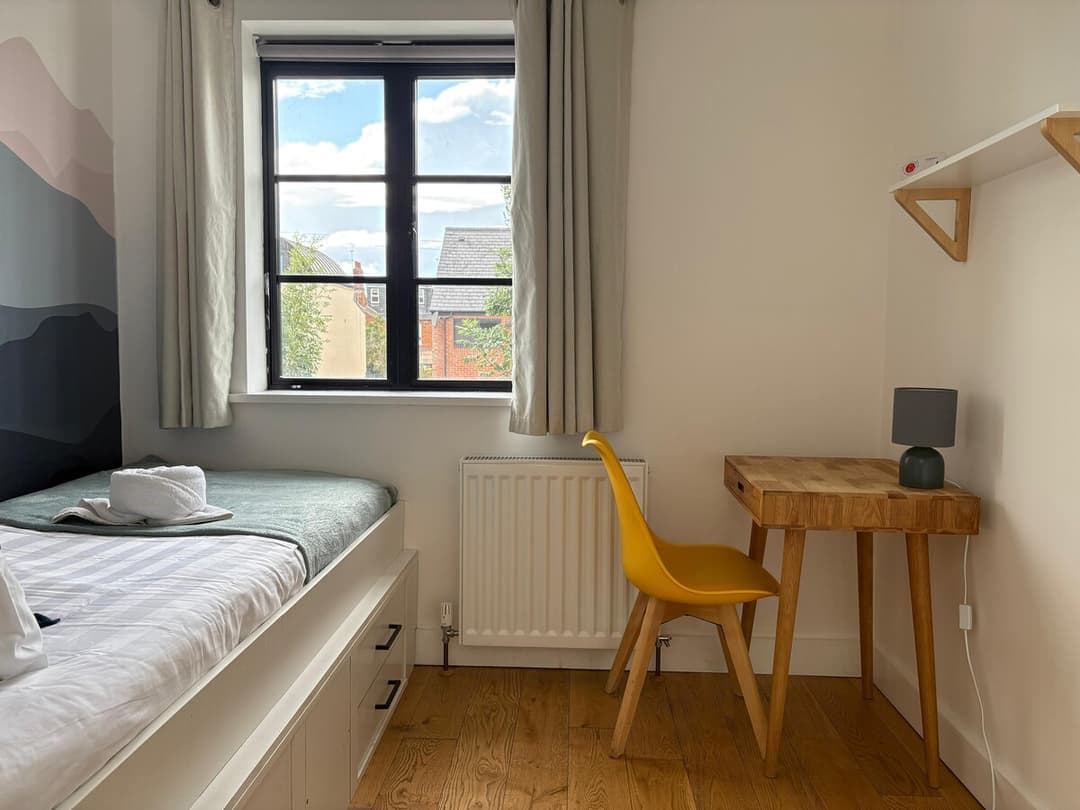 Spacious 4 Bedroom House by Oxford Train Station - View 18