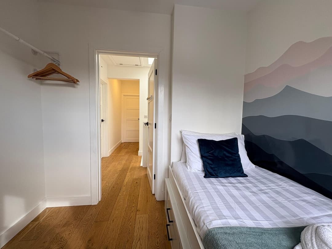Spacious 4 Bedroom House by Oxford Train Station - View 25