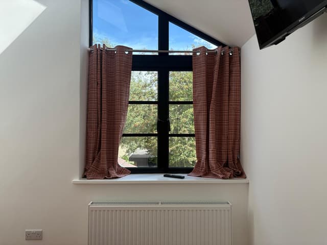 Spacious 4 Bedroom House by Oxford Train Station - View 3