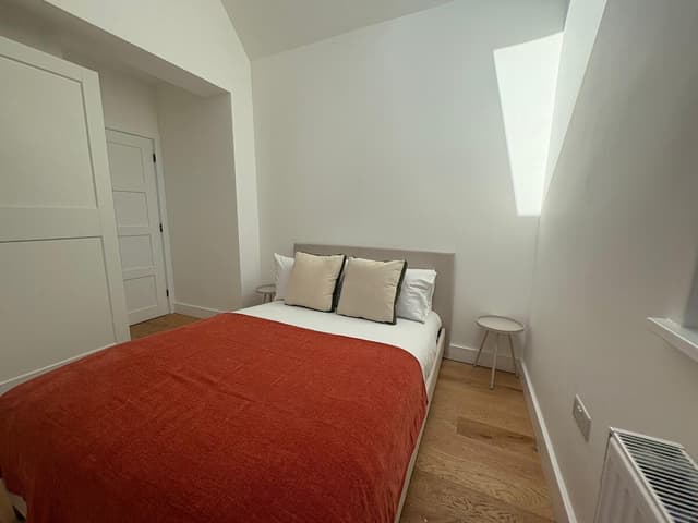 Spacious 4 Bedroom House by Oxford Train Station - View 4