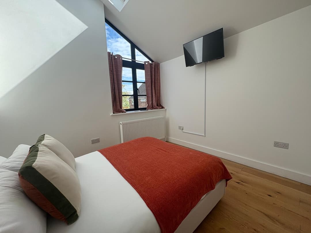 Spacious 4 Bedroom House by Oxford Train Station - View 6