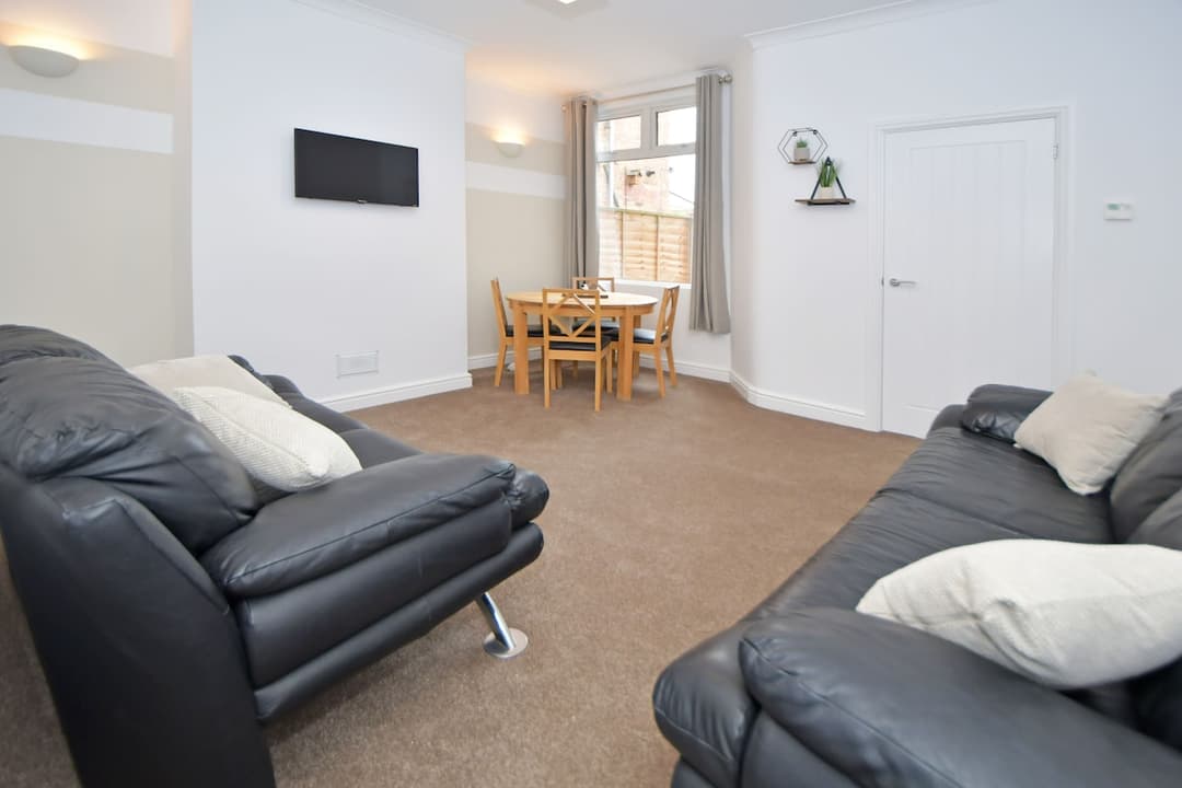 Entire 3 Bedroom 2 Bathroom Home In Cheshire East, United Kingdom - View 8