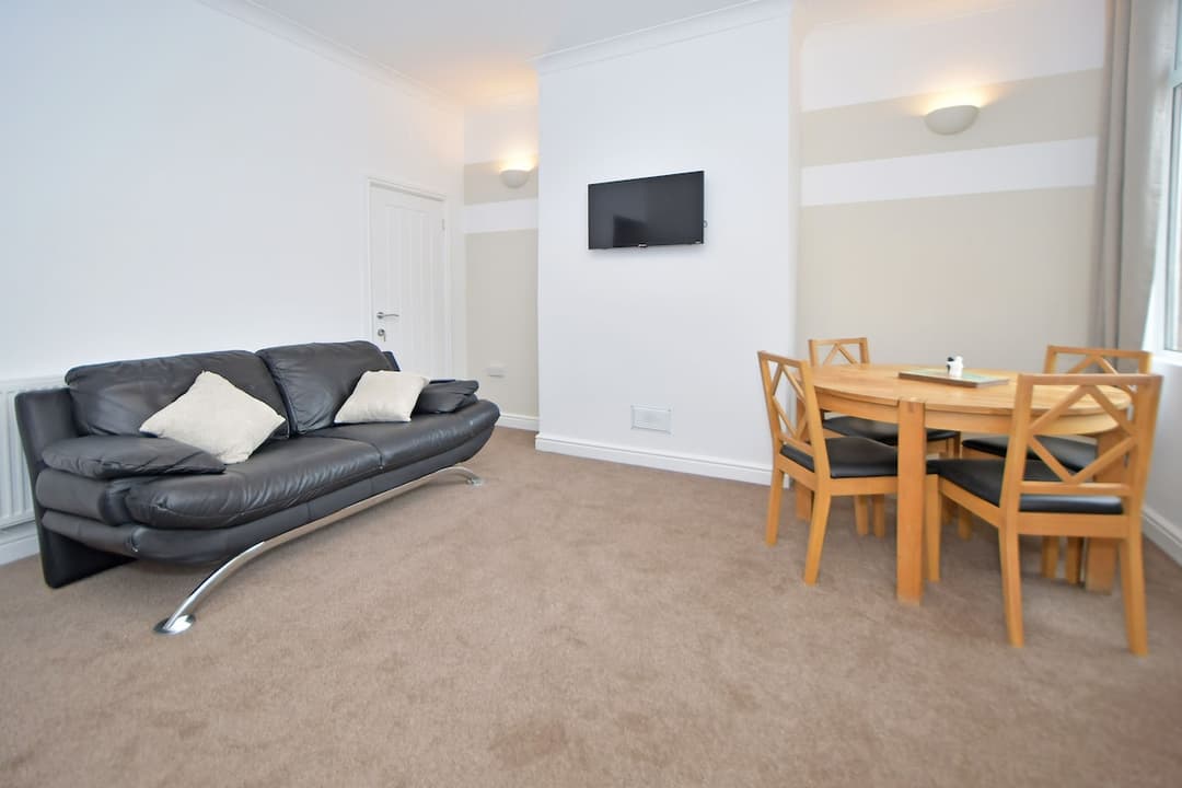 Entire 3 Bedroom 2 Bathroom Home In Cheshire East, United Kingdom - View 9
