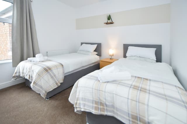 Entire 3 Bedroom 2 Bathroom Home In Cheshire East, United Kingdom - View 4