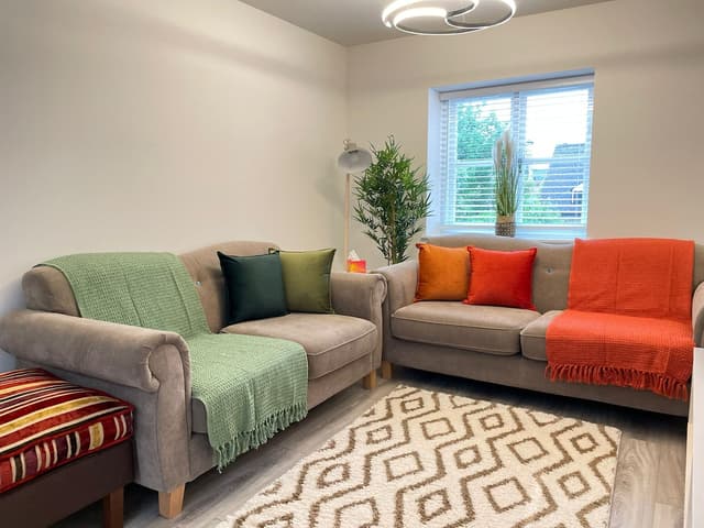 Stylish 2 Bedroom Flat Near Bicester Village - View 2