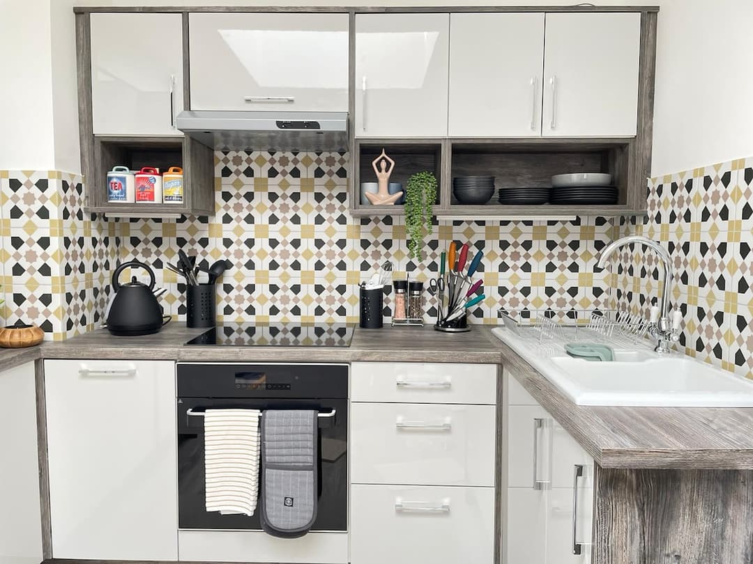 Stylish 2 Bedroom Flat Near Bicester Village - View 4