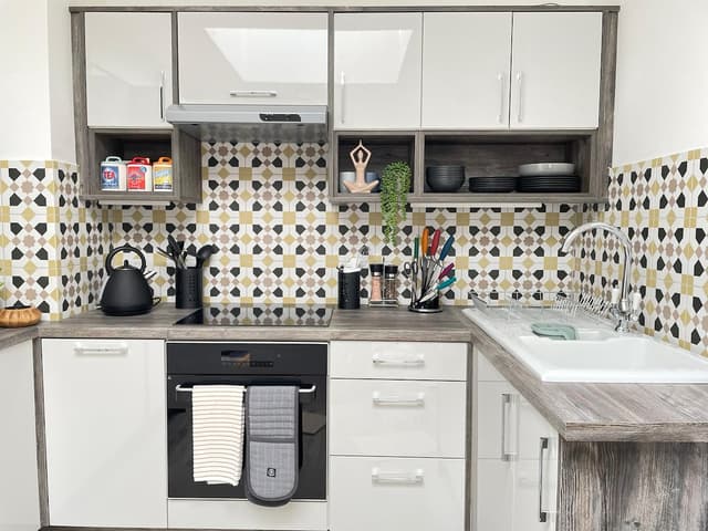 Stylish 2 Bedroom Flat Near Bicester Village - View 3