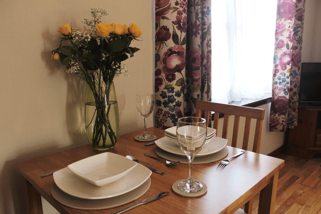 Centrally Located 1 Bedroom Ground Floor Flat, 5 Min Walk From Centre - View 2