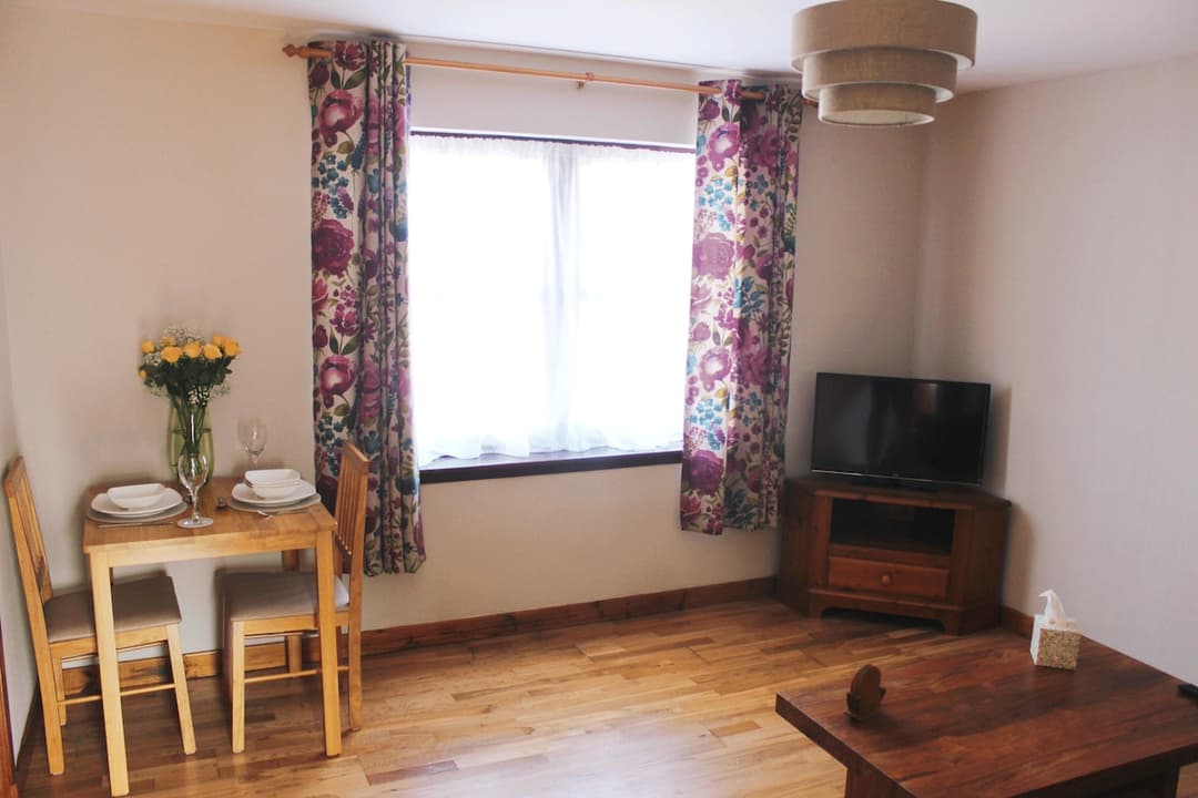 Centrally Located 1 Bedroom Ground Floor Flat, 5 Min Walk From Centre - View 1