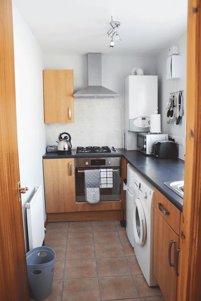 Centrally Located 1 Bedroom Ground Floor Flat, 5 Min Walk From Centre - View 4