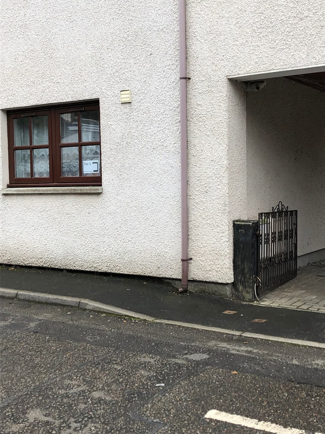 Centrally Located 1 Bedroom Ground Floor Flat, 5 Min Walk From Centre - View 7
