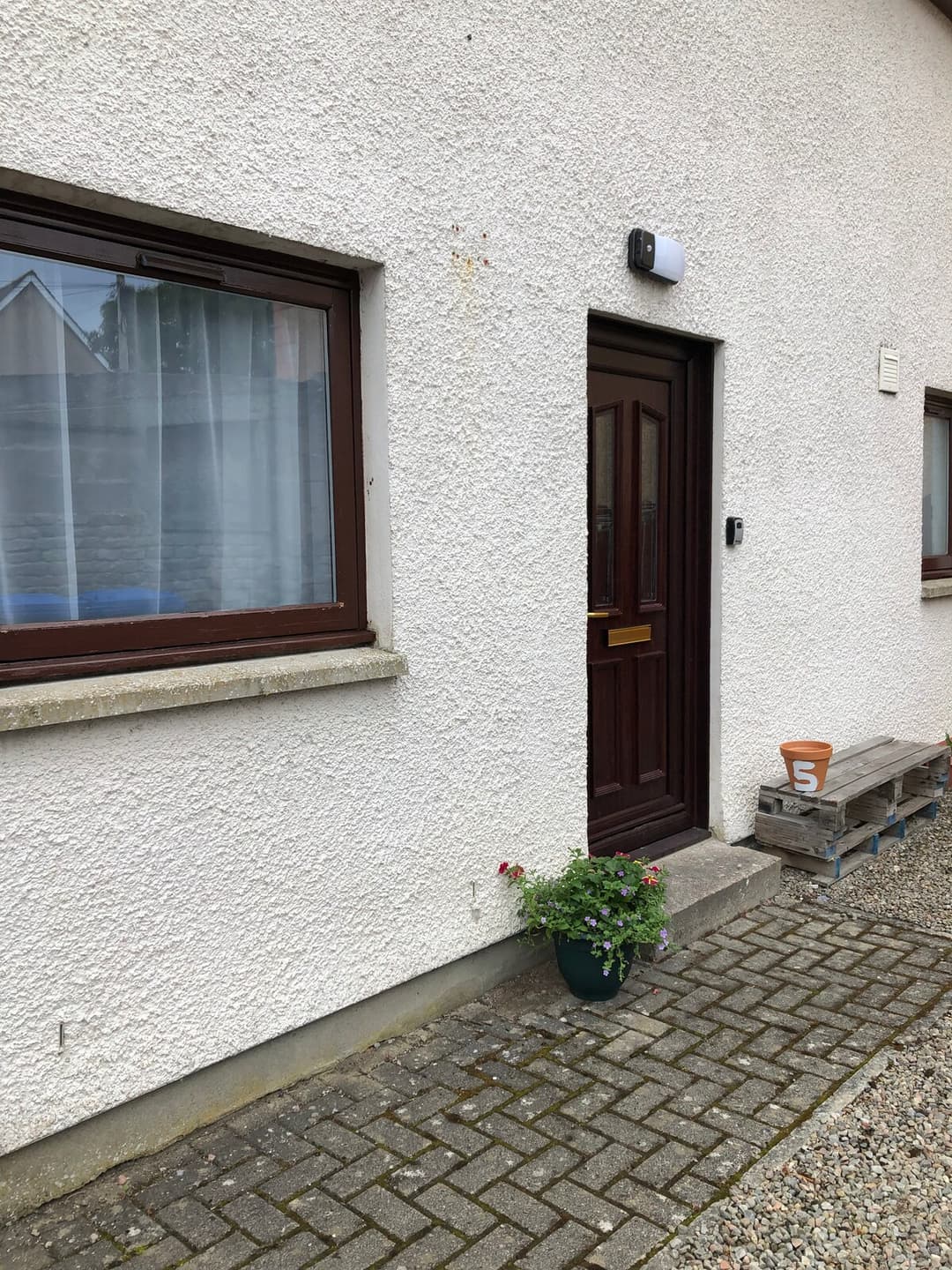 Centrally Located 1 Bedroom Ground Floor Flat, 5 Min Walk From Centre - View 8
