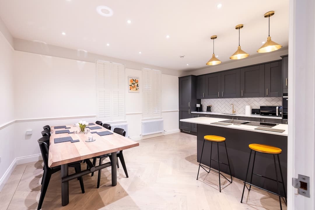 Modern 3/4bed 3bath | Comfort & Style - View 1
