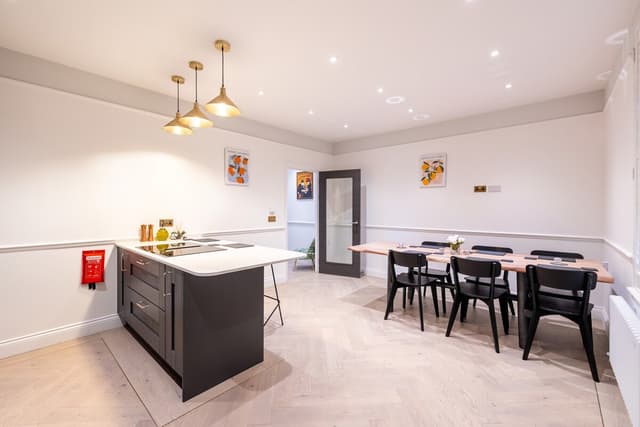 Modern 3/4bed 3bath | Comfort & Style - View 1