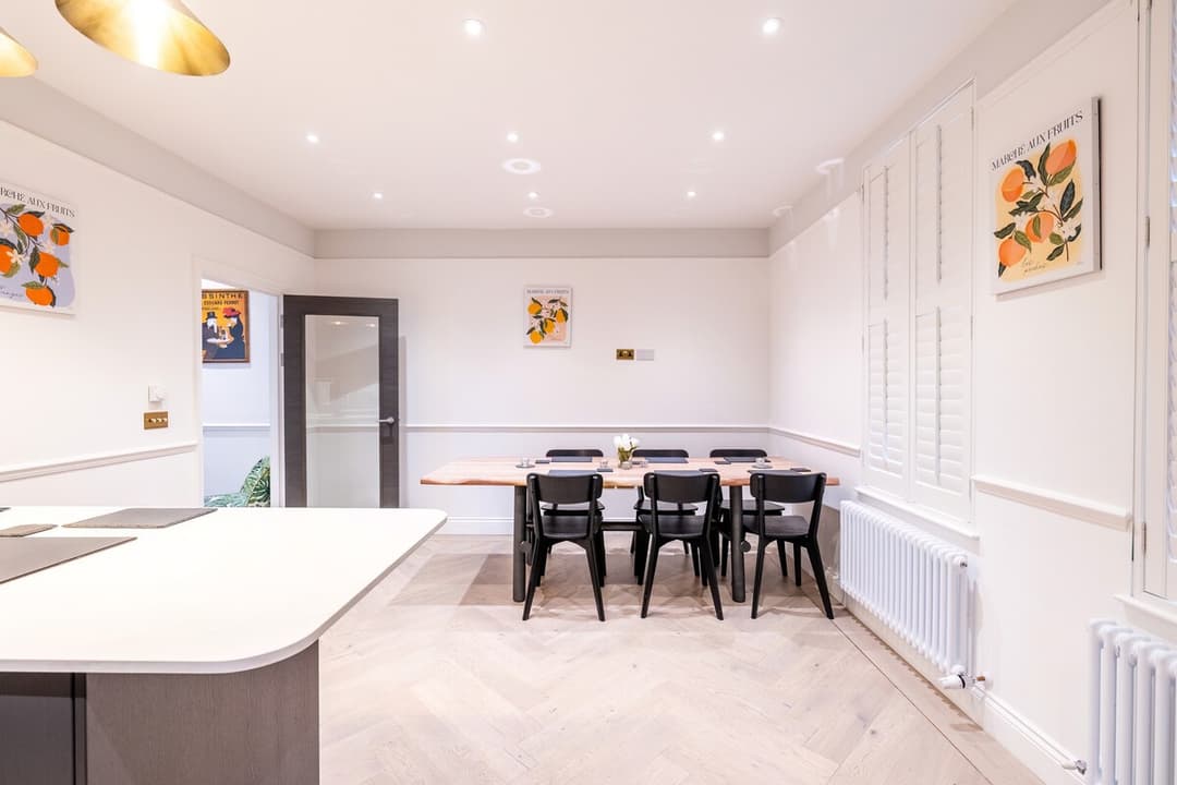 Modern 3/4bed 3bath | Comfort & Style - View 3
