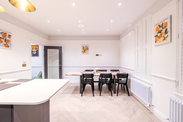 Modern 3/4bed 3bath | Comfort & Style - View 2