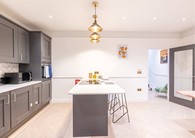 Modern 3/4bed 3bath | Comfort & Style - View 3