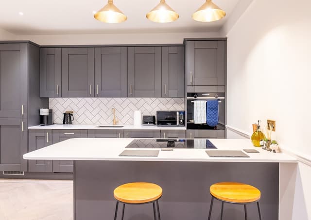 Modern 3/4bed 3bath | Comfort & Style - View 4