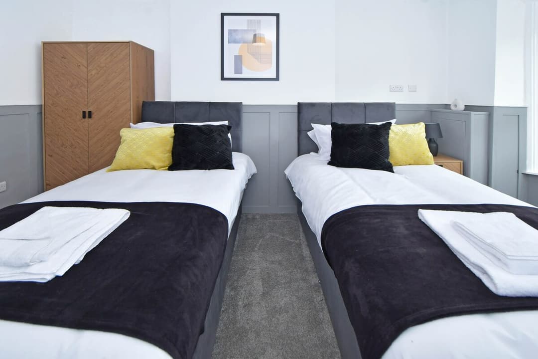 5 Bedroom 3 Bathroom Entire Home In Cheshire East, United Kingdom - View 2