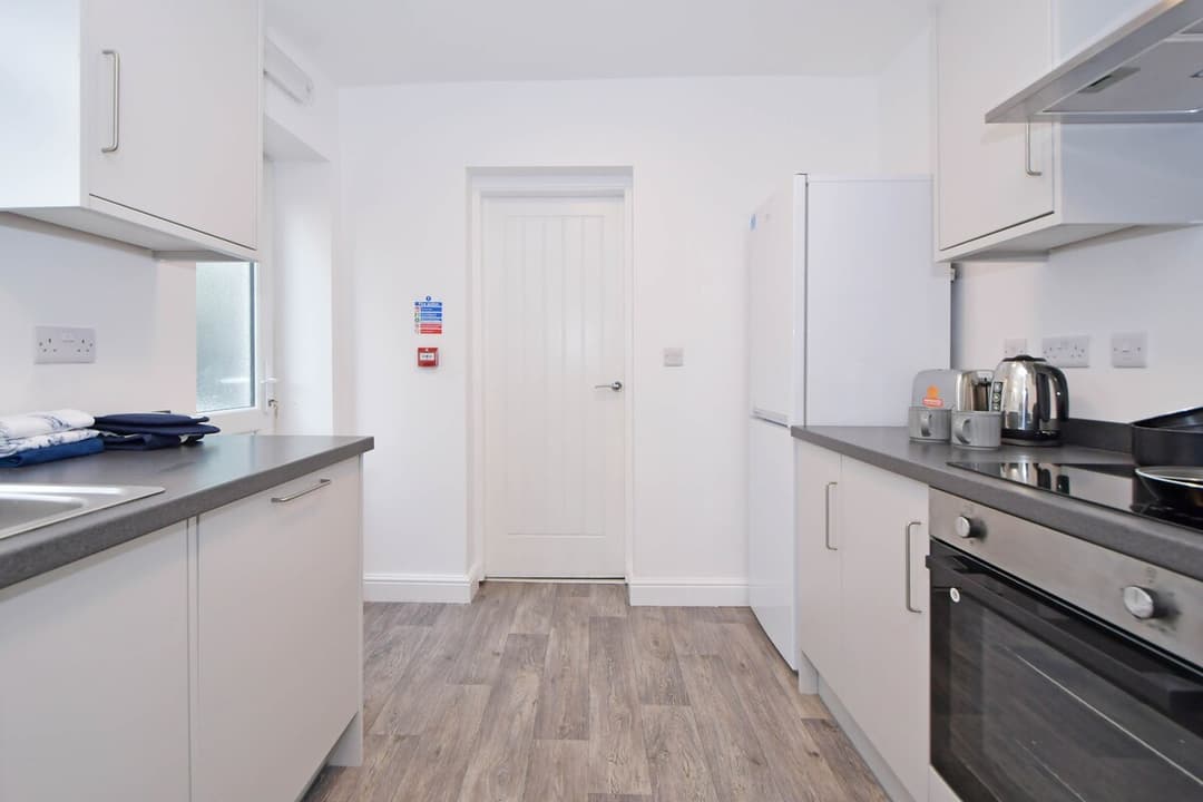 5 Bedroom 3 Bathroom Entire Home In Cheshire East, United Kingdom - View 4