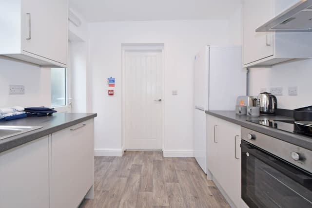 5 Bedroom 3 Bathroom Entire Home In Cheshire East, United Kingdom - View 3